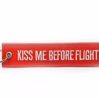 portachiavi "kiss me before flight"